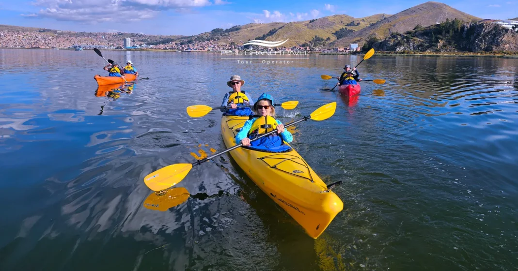 Viajantes praticando caiaque ou stand-up paddle no Lago Titicaca com montanhas ao fundo.