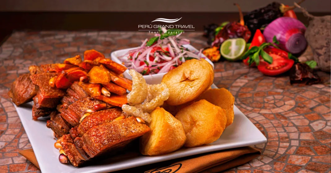 Prato típico peruano, chicharrón com batatas, chicharrón de saylla, carne de porco frita, prato tradicional de porco do Peru