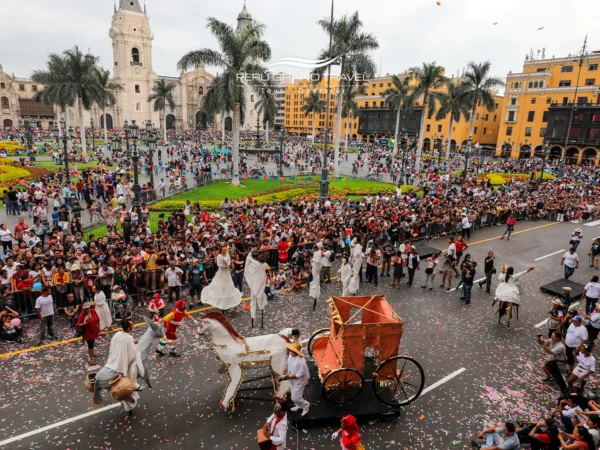Primeira página, carnavais em Lima, carnavais no Peru, praça principal dos carnavais, dançarinos, dramatização na Plaza de Armas de Lima