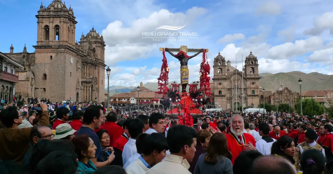 Procissão Tradições da Semana Santa na Plaza de Armas de Cusco