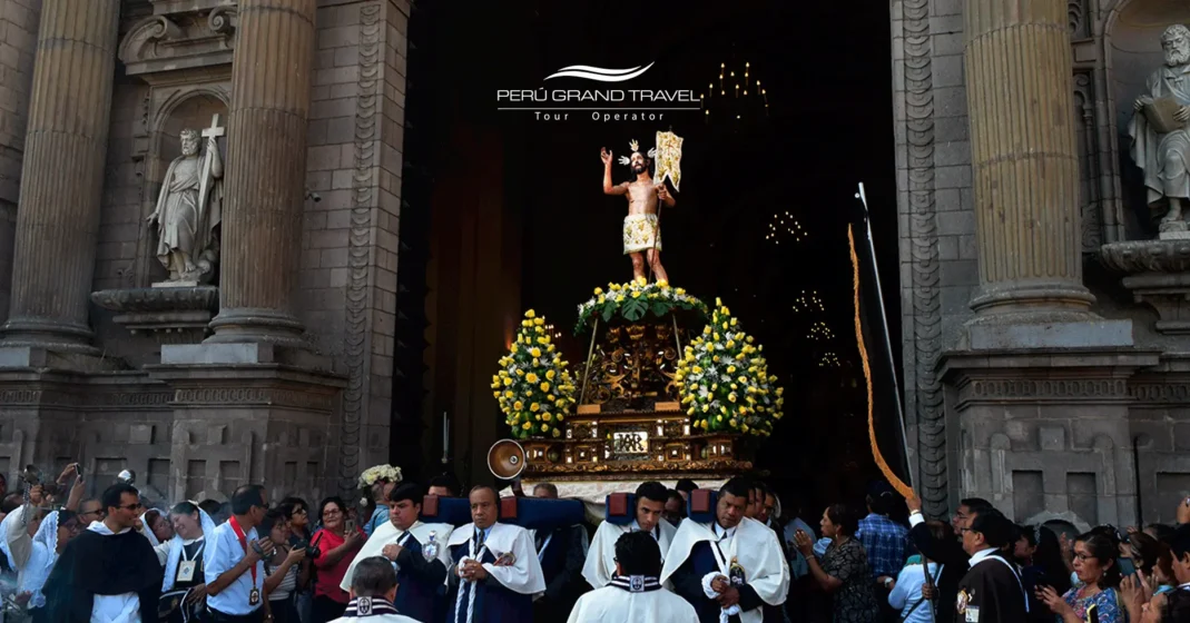 Procissão da ressurreição no Domingo de Páscoa em Ayacucho, Peru.