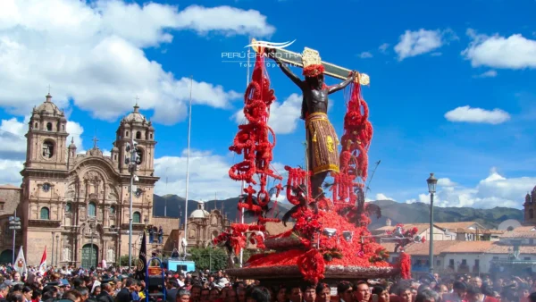 Procissão do Senhor dos Temblores na Plaza de Armas de Cusco, com a imagem do Cristo crucificado coberta por flores vermelhas de ñucchu e milhares de fiéis reunidos na Segunda-feira Santa.