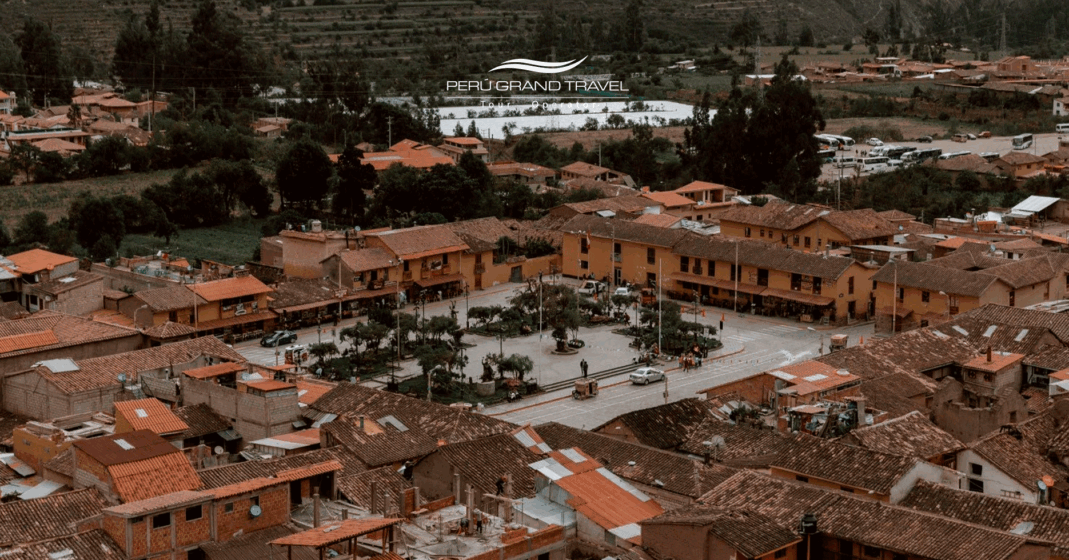 Pueblo de Ollantaytambo y Plaza Principal