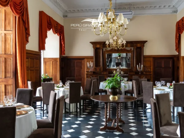 Restaurante sofisticado que representa Os Melhores Restaurantes em Trujillo, com ambiente elegante, mesas bem preparadas e estilo clássico