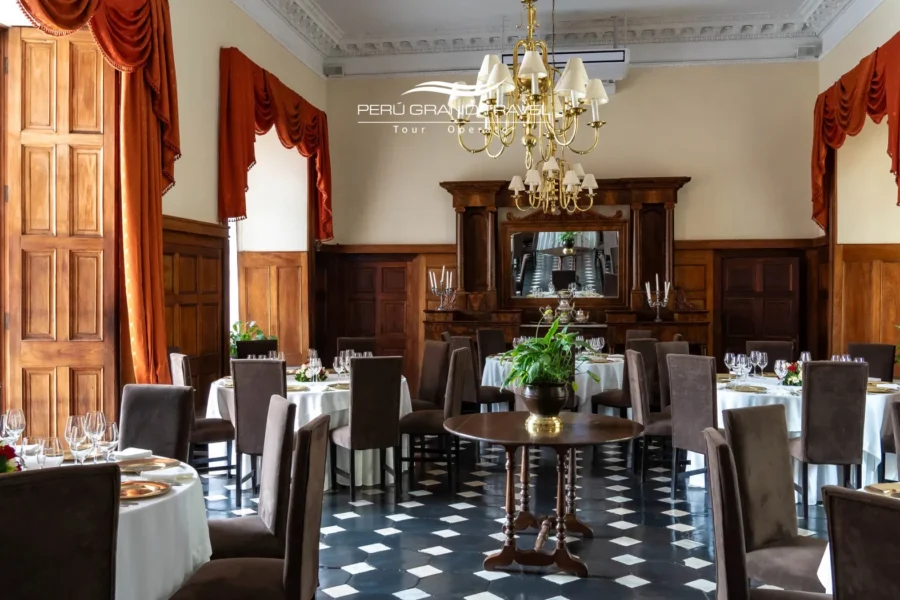 Restaurante sofisticado que representa Os Melhores Restaurantes em Trujillo, com ambiente elegante, mesas bem preparadas e estilo clássico