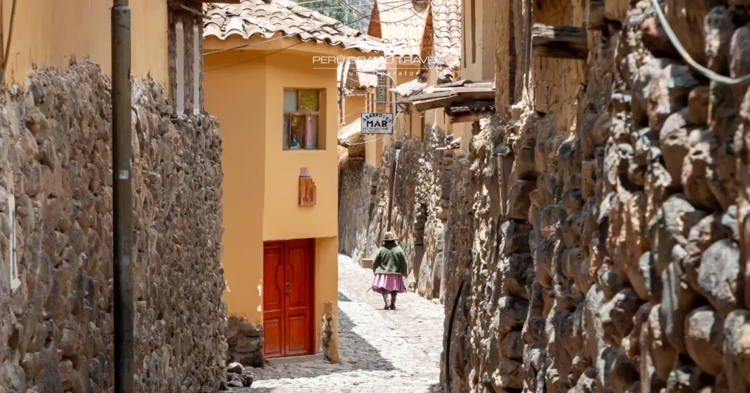 Rua de pedra em Ollantaytambo com muros incas