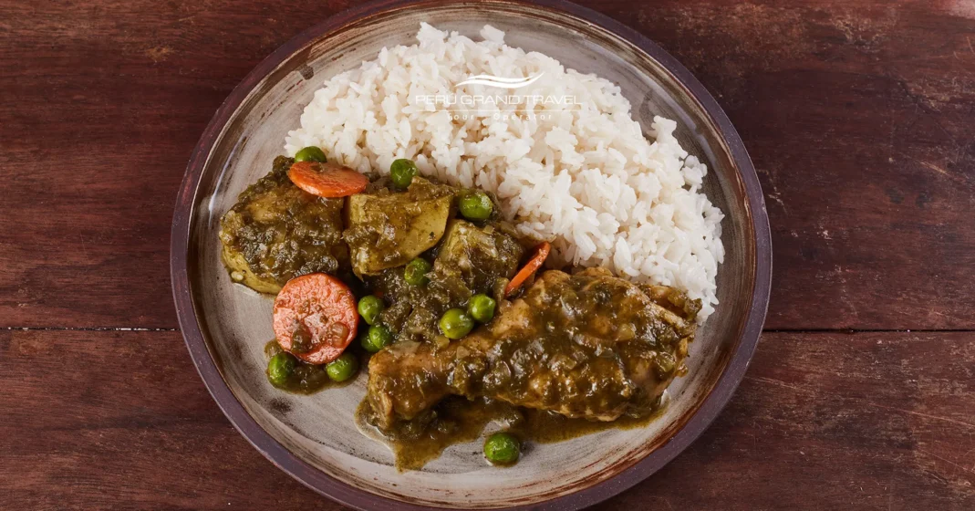 Seco de cabrito tradicional de Trujillo, Peru, ensopado de carne de cabrito cozido lentamente e servido com arroz branco, ervilhas e molho típico do norte
