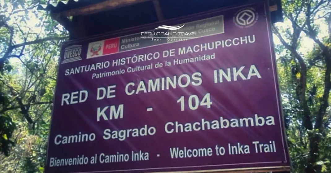 Sendero del Camino Inca corto con caminos de piedra, vegetación y restos arqueológicos rumbo a Machu Picchu