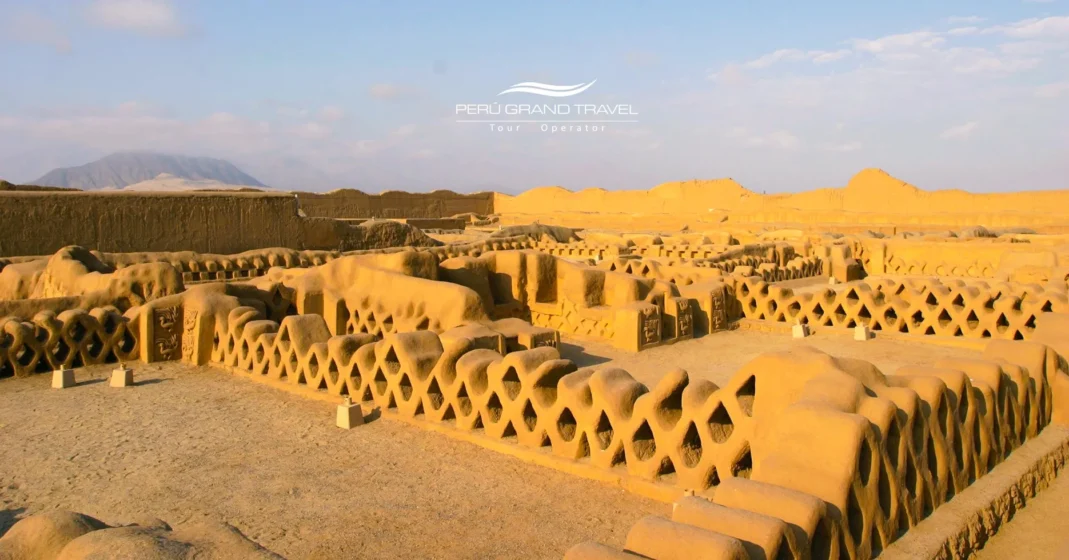 Sítio arqueológico de Chan Chan em Trujillo, Peru, com detalhados muros de adobe e relevos geométricos da antiga civilização chimú