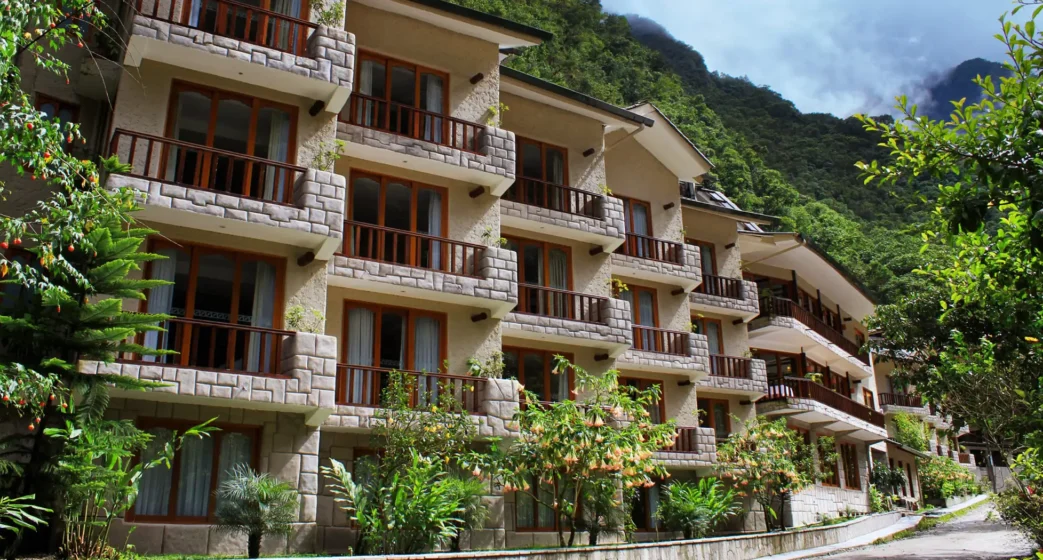 Sumaq Machu Picchu Hotel com varandas à beira do rio e vista para as montanhas em Aguas Calientes, Peru.