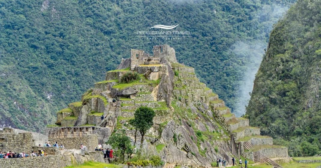 Por que Machu Picchu é famoso? Pedra Intihuatana em Machu Picchu, um marco cerimonial inca em uma crista de montanha.