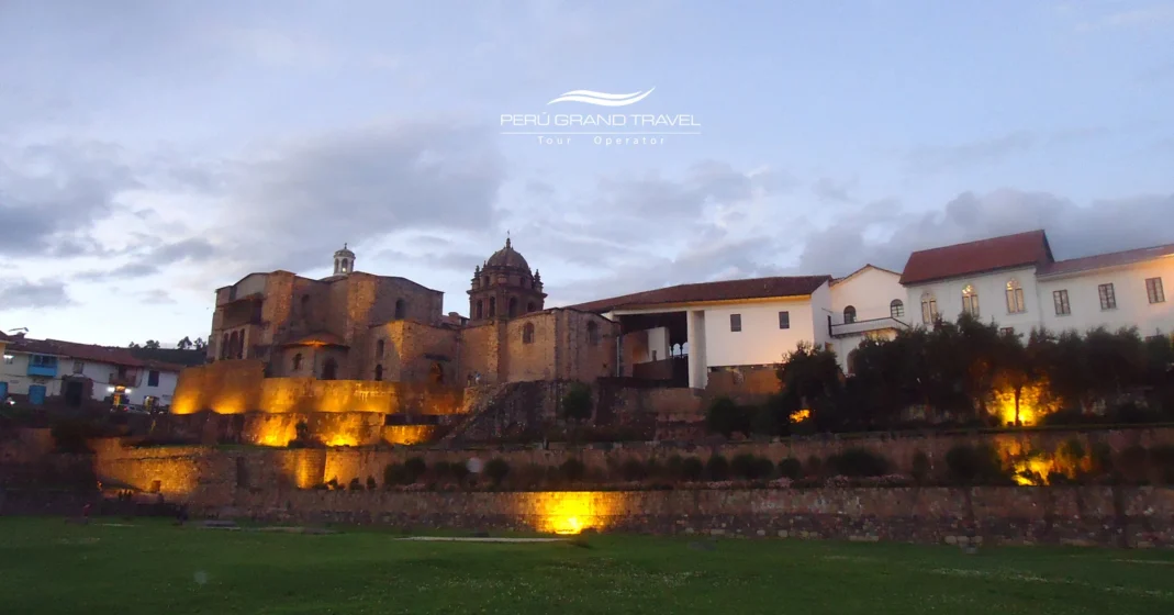 Templo de Santo Domingo – Qorikancha, em Cusco, onde a arquitetura colonial espanhola se encontra com as pedras incas.