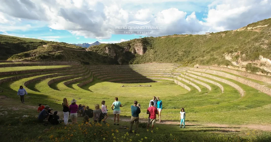 Tours de Meio Dia no Peru no sítio arqueológico de Moray, mostrando os terraços circulares incas no Vale Sagrado com visitantes explorando o antigo complexo agrícola