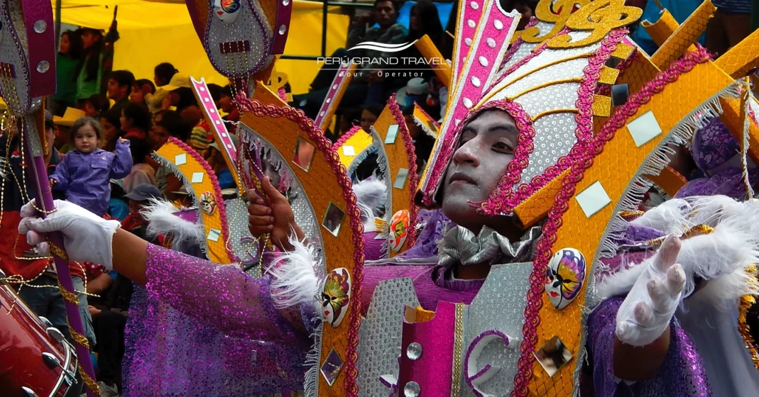 Traje tradicional de Manolo, dança do carnaval de Cajamarca, carnaval no Peru, danças tradicionais, traje roxo