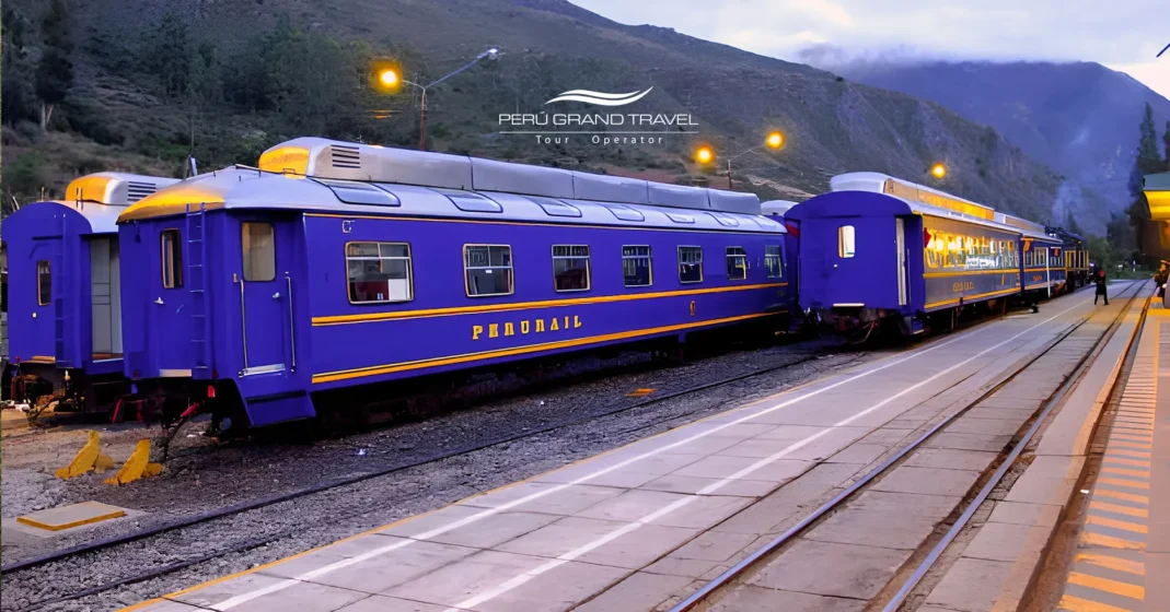 Trem para Machu Picchu atravessando o Vale Sagrado ao lado do rio Urubamba