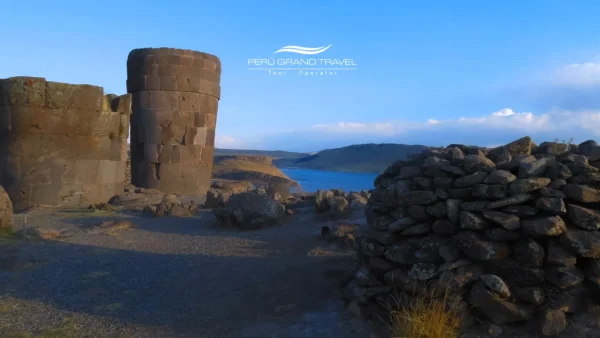 Vista panorâmica das Túmulos de Sillustani, Peru, com chullpas e o lago Umayo no altiplano de Puno.