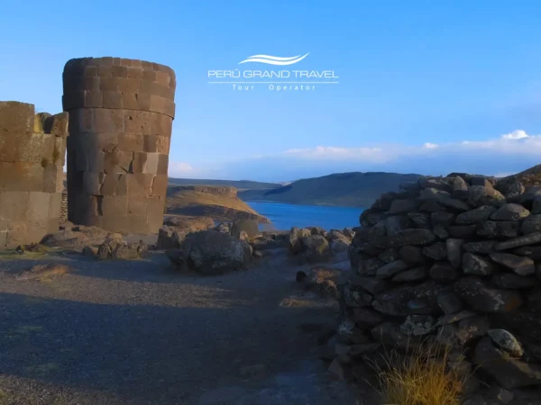 Vista panorâmica das Túmulos de Sillustani, Peru, com chullpas e o lago Umayo no altiplano de Puno.