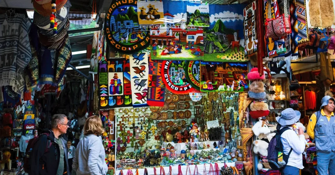 Turistas comprando lembrancinhas em Cusco