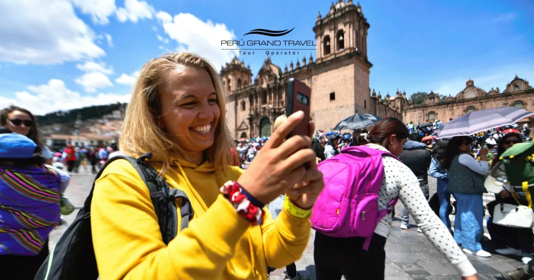 Viajante aproveitando o tempo em Cusco Peru