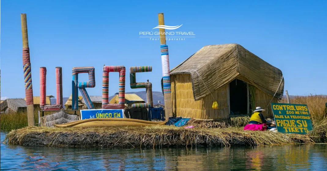 Visita às Ilhas Flutuantes de Uros feitas de totora no Lago Titicaca.