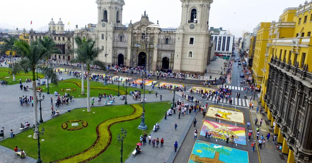 Vista da Plaza Mayor de Lima e da Catedral