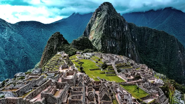 Bela vista de Machu Picchu e dos sítios arqueológicos