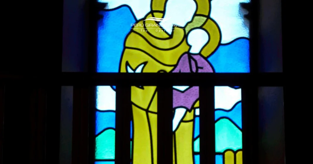 altar e obras de arte no interior da igreja de Santo Antônio de Pádua em Puno