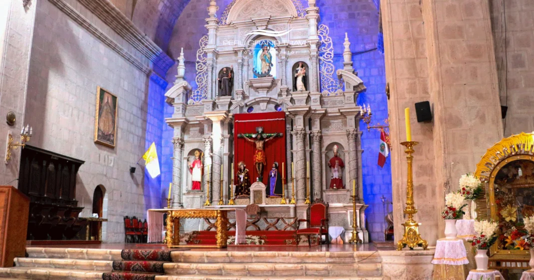 altar religioso da catedral de Puno