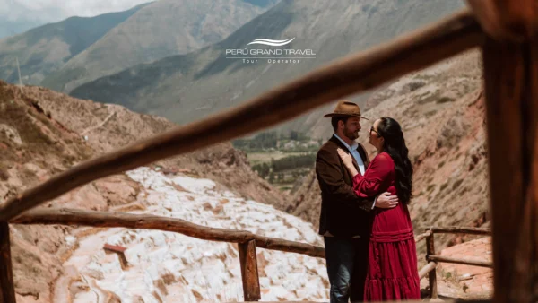 capa, lugares para viajar no Dia dos Namorados, casal de noivos, casal apaixonado, casal casado nas salinas de Maras, casal romântico em Cusco, Dia dos Namorados, viagem romântic