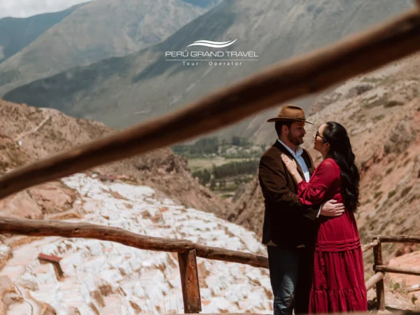 capa, lugares para viajar no Dia dos Namorados, casal de noivos, casal apaixonado, casal casado nas salinas de Maras, casal romântico em Cusco, Dia dos Namorados, viagem romântic