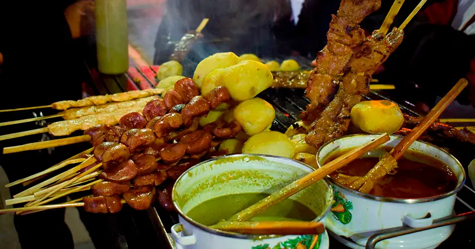 Comida de rua peruana - anticuchos feitos com diferentes tipos de carne