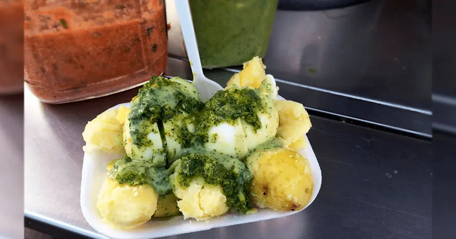 Comida de rua peruana - batata com ovo