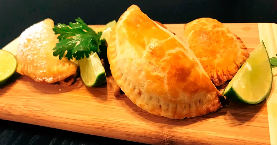 Comida de rua peruana - empanadas salteñas com limão