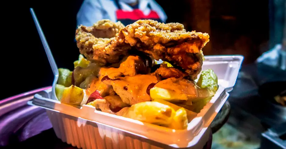 Comida de rua peruana - frango broaster com batatas fritas