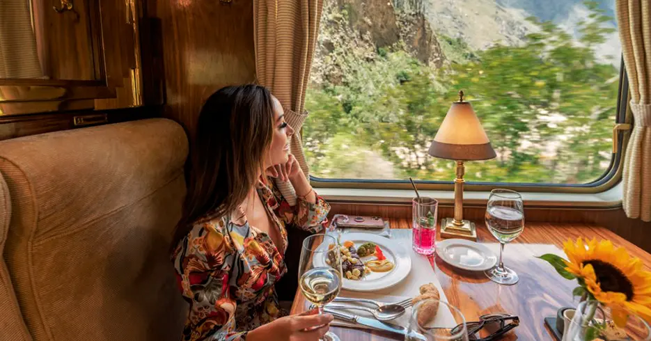 Refeição gourmet com vista para o Vale Sagrado no trem de luxo para Machu Picchu - Hiram Bingham
