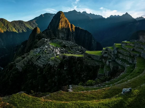 Vista de Machu Picchu, edifícios incas e vista dos terraços e das grandes montanhas que cercam Machu Picchu