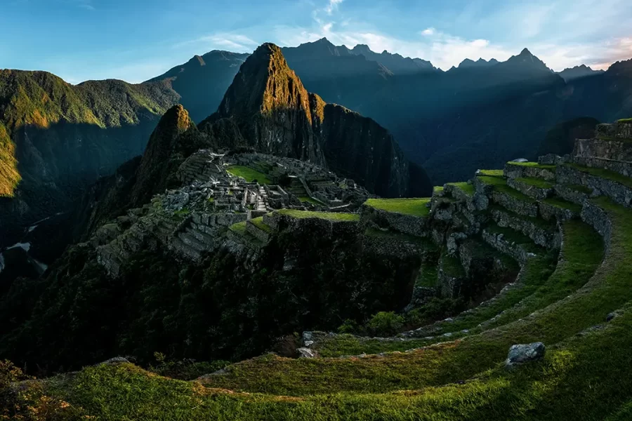 Vista de Machu Picchu, edifícios incas e vista dos terraços e das grandes montanhas que cercam Machu Picchu