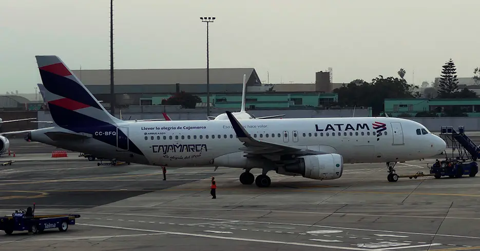 como ir de lima a cusco - avião de diferentes aerolíneas