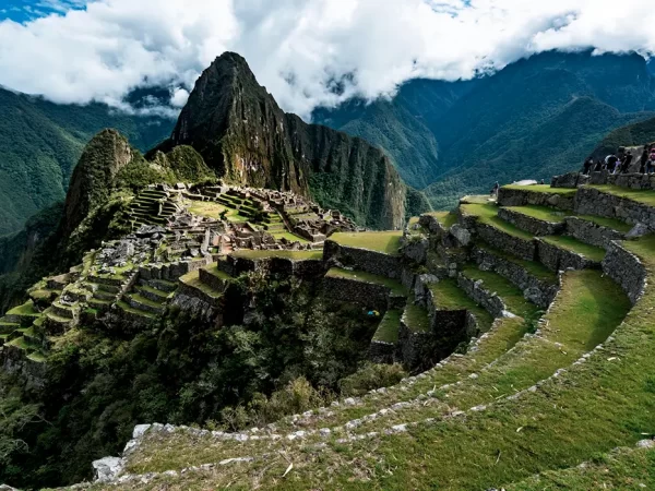 Vista clássica de Machu Picchu com vista para os terraços