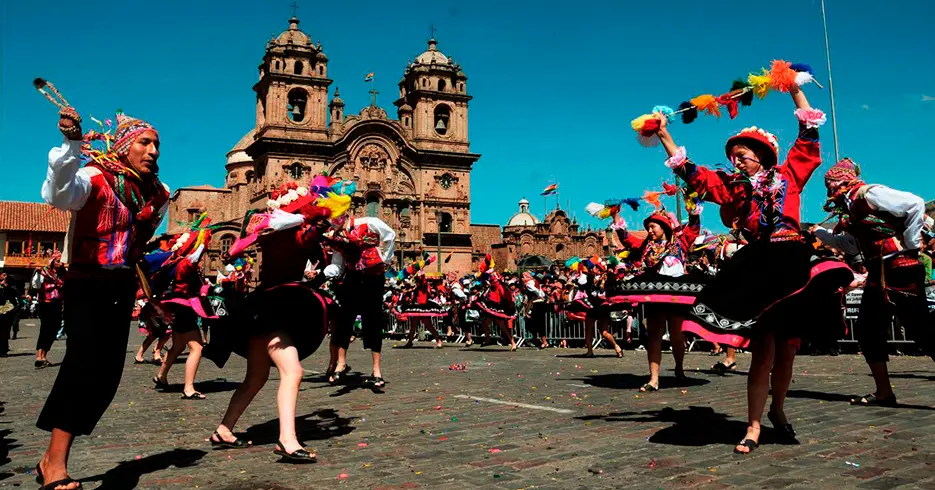 Danças de institutos superiores durante as festividades de Cusco