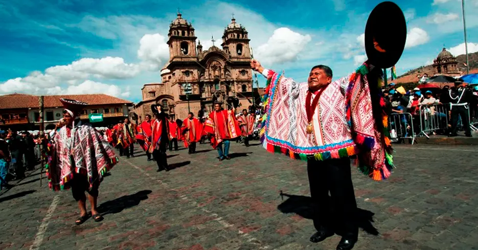 desfile cívico durante as festividades de Cusco