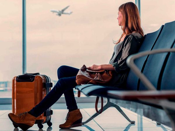 Turista no aeroporto para viajar ao Peru