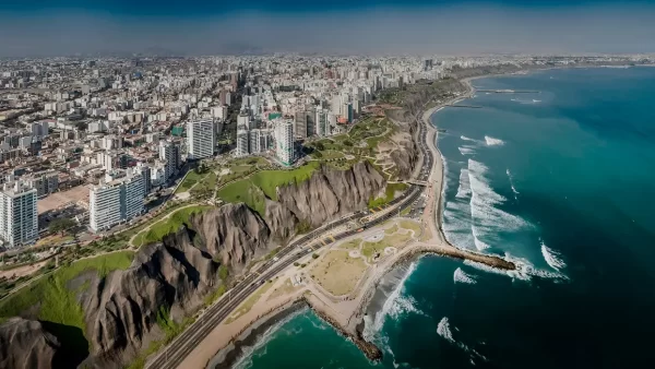 Lima com vista para o calçadão de Miraflores, vista para o Oceano Pacífico e muita vegetação verde