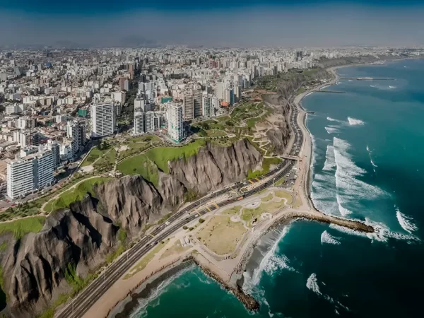 Lima com vista para o calçadão de Miraflores, vista para o Oceano Pacífico e muita vegetação verde