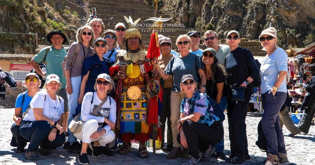 família-em-excursão-pelo-vale-sagrado, Descubra os melhores Peru passeios para 2026. Da alta gastronomia em Lima aos mistérios de Machu Picchu, planeje sua viagem de luxo com especialistas.