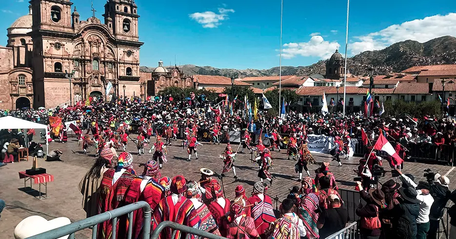 Desfile das 13 províncias na cidade de Cusco
