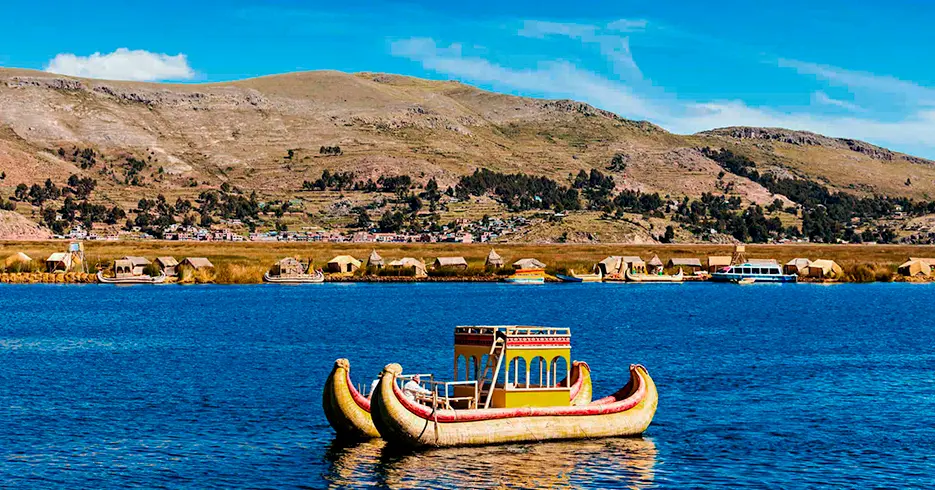 Passeio de barco Totora na ilhas flutuantes dos uros