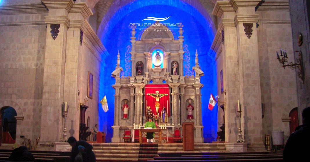 interior da arquitetura da catedral de Puno