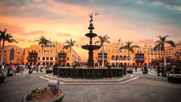 Centro de Lima na Plaza de Armas com o nascer do sol ao fundo