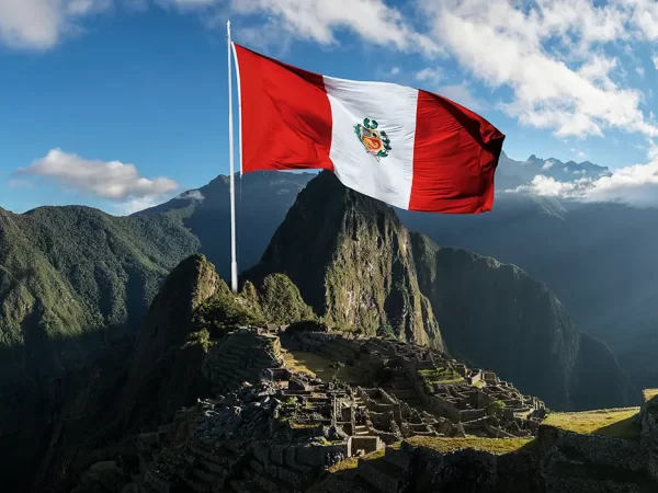 Machu Picchu com a bandeira do Peru e uma vista panorâmica de Machu Picchu